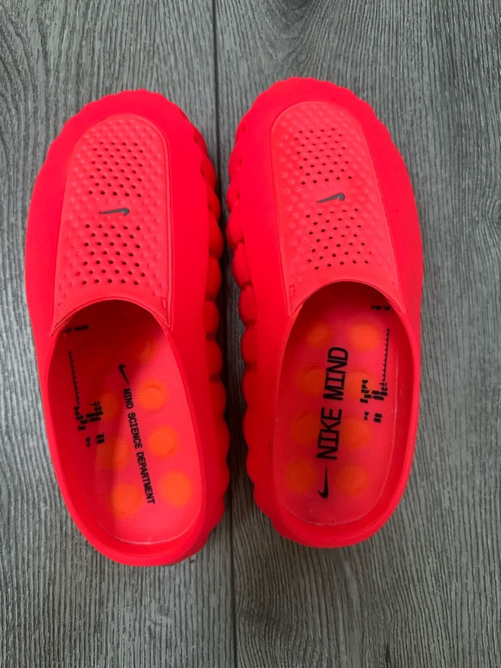 Nike mind solar red slippers